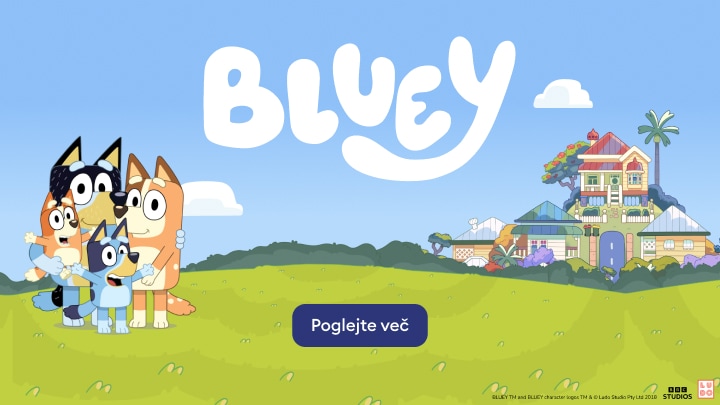 Promocijska ilustracija risane serije Bluey z družino psov na travniku ob hiši, namenjena ogledu dodatnih vsebin o Bluey