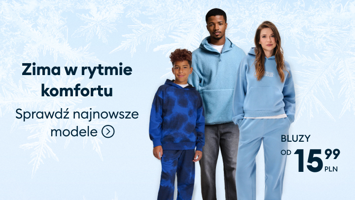 Osoba siedzi na śniegu, trzymając kulę śnieżną. Obok widoczny tekst: „Na narty, na deskę, na śnieżny spacer. Ferie zimowe”. Na dole przycisk zachęcający do poznania produktów. Obrazek promuje odzież i akcesoria na zimowe aktywności.