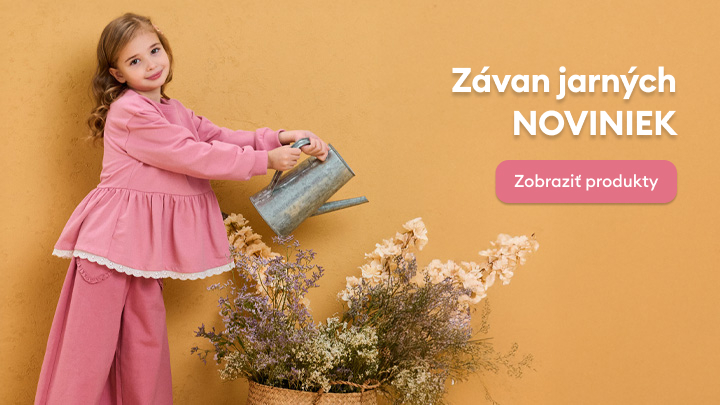 Dievča polieva kvety pomocou kovovej krhly. Vedľa nej je kôš s kvetmi. Text na obrázku oznamuje „Závan jarných noviniek“ a odkazuje na tlačidlo s nápisom „Zobraziť produkty”.