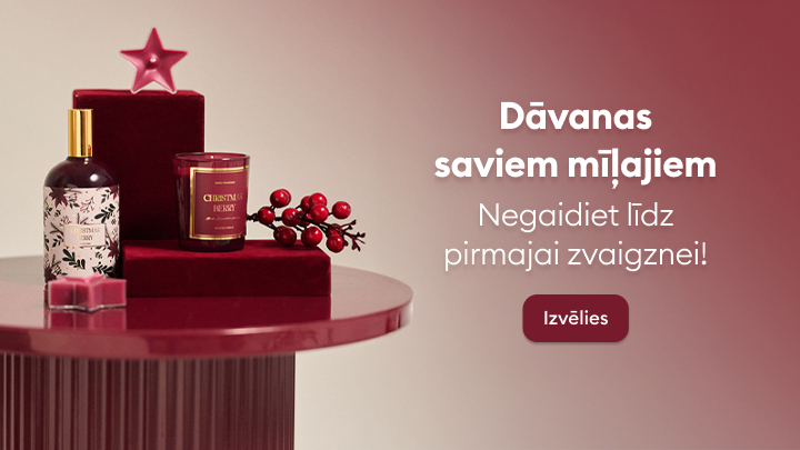 Dāvanu komplekts ar aromātisku sveci, smaržu un dekorācijām svētku noskaņai. Teksts aicina izvēlēties dāvanas saviem mīļajiem un negaidīt līdz pirmajai zvaigznei. Pieejama poga ar uzrakstu 