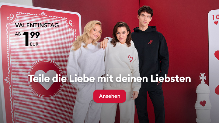 Valentinstags-Angebot ab 1,99 EUR. Teile die Liebe mit deinen Liebsten. Drei Personen stehen vor einem roten Hintergrund mit Kartendesign und Herzmotiv. Klick-Button „Ansehen“ lädt zur Aktion ein, um das Angebot näher zu entdecken. Einladend und romantisch für den Valentinstag.