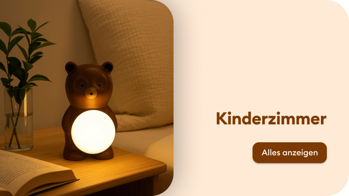 Nachtlicht in Form eines Bären, platziert auf einem Nachttisch. Es strahlt sanftes Licht aus, das eine gemütliche und beruhigende Atmosphäre für das Kinderzimmer schafft. Neben dem Licht stehen ein aufgeschlagenes Buch und eine Vase mit grünen Zweigen auf dem Tisch. banner