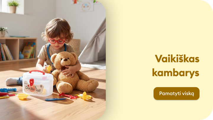 Vaikiškas kambarys su žaislais. Ant grindų guli pliušinis meškiukas ir plastikiniai vaikų gydytojo rinkiniai. Šalia matyti lentyna su knygomis.