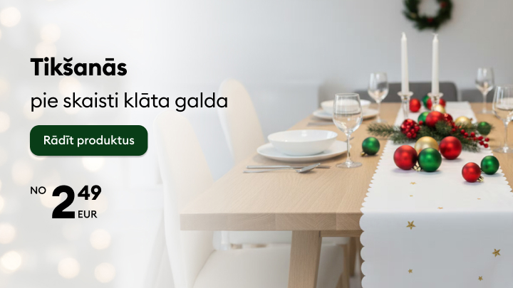 Skaisti klāts svētku galds ar svečturiem, traukiem, glāzēm un dekorācijām, kas rada svinīgu atmosfēru. Teksts aicina iepazīties ar produktiem, kas pieejami par sākumcenu 2,49 EUR. banner
