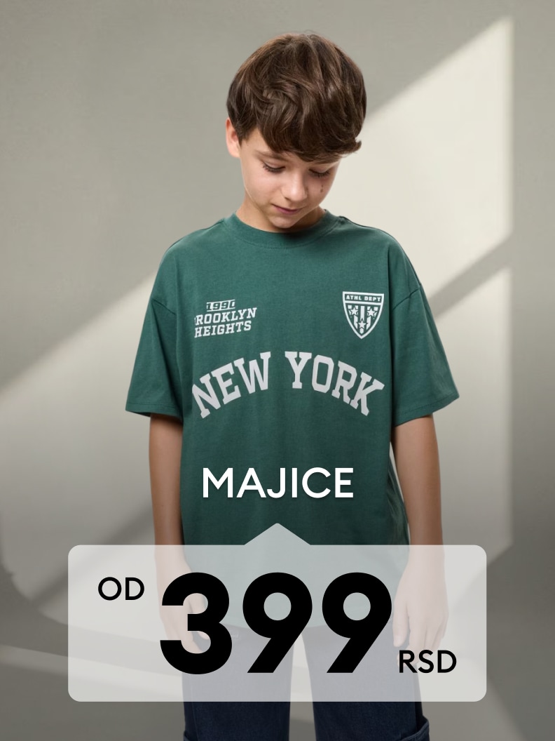 Dečak nosi dečju majicu sa kratkim rukavima i sportskim printom, promotivna ponuda majica za decu.