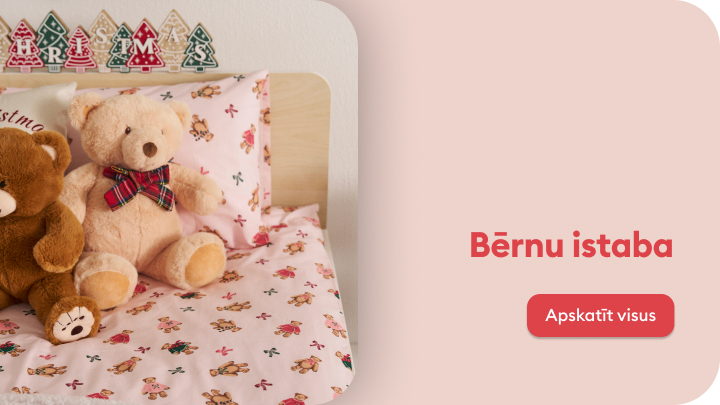 Divi mīksti rotaļu lāči sēž uz bērnu gultas ar rozā segām, kas rotātas ar ziedu un rotaļu lāču attēliem. Fonā redzamas svētku dekorācijas eglīšu formā. Teksts malā: "Bērnu istaba" un poga "Apskatīt visus".