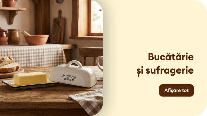 Un colț de bucătărie rustică, cu o masă de lemn pe care se află pâine, unt și un suport pentru unt inscripționat cu textul „Easy Kitchen Butter”. Pe fundal, ferestre și decorațiuni simple sugerează o atmosferă caldă și primitoare. Text alăturat: „Bucătărie și sufragerie”.