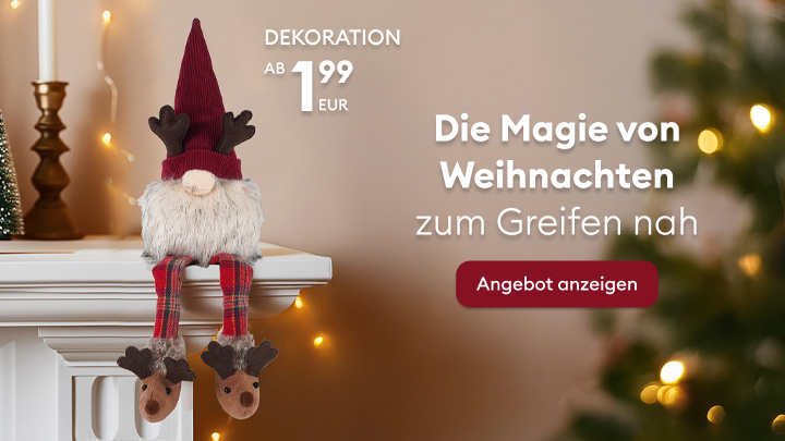 Dekofigur eines Weihnachtszwergs mit Elchdetails, sitzend auf einem Kaminsims. Text: 