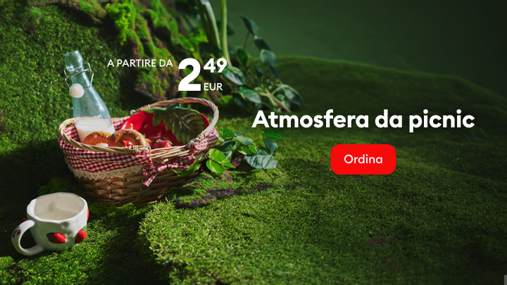 Cestino da picnic con bevande e frutta per promuovere un’atmosfera rilassante all’aperto e offerte stagionali per il tempo libero