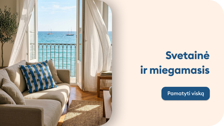 Įkvepiantis svetainės ir miegamojo interjero sprendimas, perteikiantis jaukumą ir poilsio nuotaiką namuose, su vaizdu į jūrą.