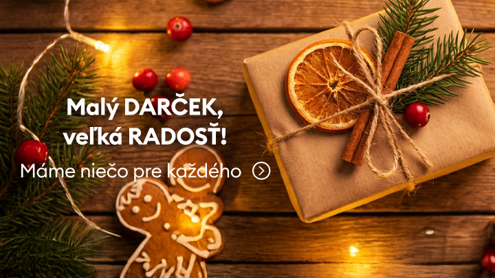 Vianočný darček zabalený v papieri s prírodnými ozdobami, ako sušený pomaranč, škorica a vetvička ihličia. Vedľa je medovník v tvare anjela a vianočná dekorácia. Text: Malý darček, veľká radosť! Máme niečo pre každého. Atmosféra je teplá a sviatočná.