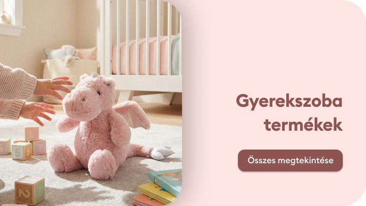 Gyerekszobai termékek kategóriáját népszerűsítő banner, amely játékos, otthonos környezetben utal a kisgyermekeknek szánt berendezési és játéktermékekre.