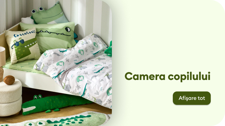 Camera copilului decorată într-un stil tematic cu crocodili. Patul este aranjat cu așternuturi imprimate cu desene de crocodili, completat de perne și jucării moi. Încăperea este amenajată pentru confortul și bucuria celor mici. Text pe imagine: „Camera copilului”.