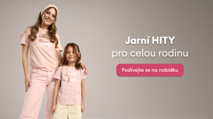 Propagační banner představující jarní módní nabídku pro celou rodinu, s dospělou osobou a dítětem v sladěných outfitech, vyzývající k prohlédnutí sortimentu.
