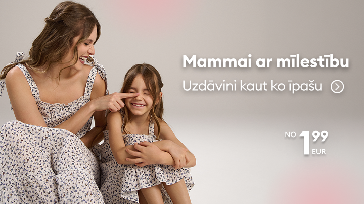 Mātes dienas dāvanu kampaņa: māte un bērns saskaņotos apģērbos iedvesmo īpašam pārsteigumam mammai un izceļ piedāvājumu par pieejamu cenu.