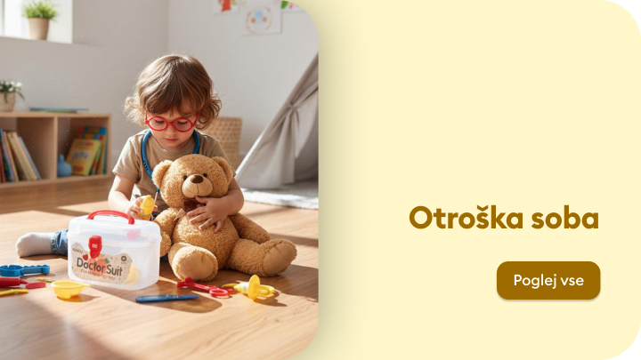 Otrok sedi na tleh v otroški sobi, obkrožen z igračami, vključno z medvedkom in kompletom za igro zdravnika. Soba je svetla in prijetna, v ozadju so police z otroškimi knjigami. Na desni strani slike je napis "Otroška soba" in gumb z napisom "Poglej vse".