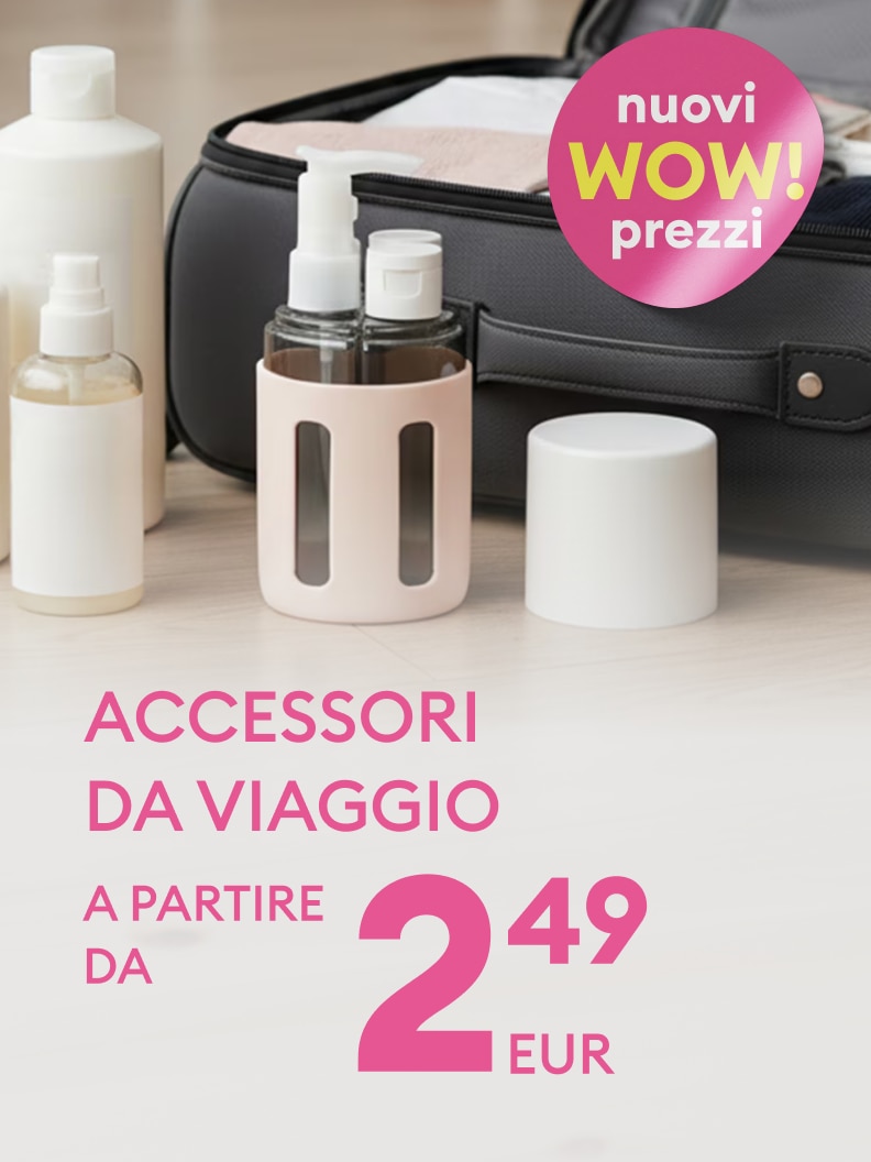 Promozione di accessori da viaggio con contenitori per cosmetici, rivolta a chi prepara il bagaglio e cerca soluzioni pratiche e convenienti per il trasporto dei prodotti personali.