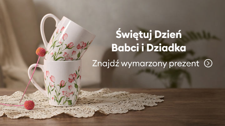 Świętuj Dzień Babci i Dziadka, wybierając idealny prezent. Na ilustracji widoczne są dwa kubki z kwiatowym wzorem, ustawione na serwetce. Napis zachęca do znalezienia wymarzonego upominku.
