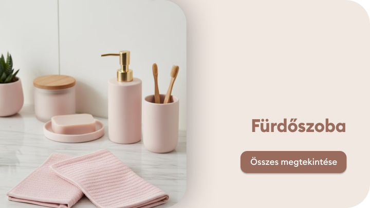 Fürdőszobai kellékek: szappantartó, folyékony szappan adagoló, fogkefetartó bambusz fogkefékkel és törölközők láthatók. Modern és rendezett elrendezés, praktikus fürdőszobai eszközök a mindennapi használathoz.