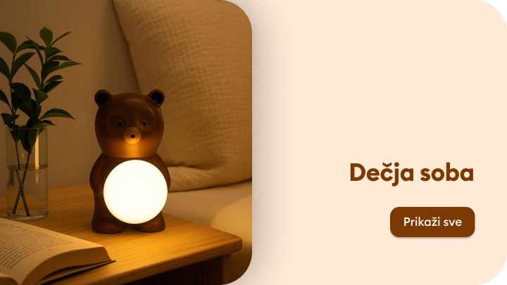 Dečja lampa u obliku medveda sa svetlećim stomakom stoji na drvenom stočiću pored otvorene knjige. U pozadini se vidi jastuk na krevetu i biljka u staklenoj vazi. Desno od lampe tekst: 