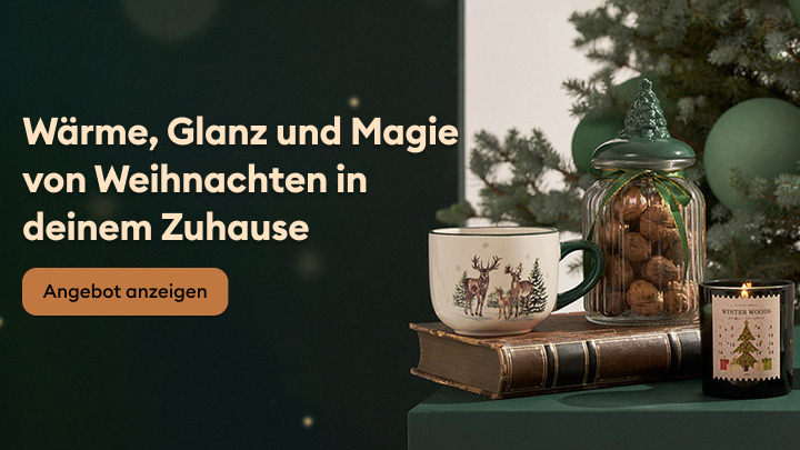 Gemütliches Weihnachtsambiente mit einer Tasse, Dekoglas voller Süßigkeiten und einer aromatischen Kerze. Ein geschmückter Weihnachtsbaum im Hintergrund betont die festliche Stimmung. Button lädt zum Erkunden des Angebots ein.