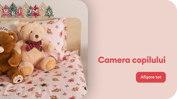 Doi ursuleți de pluș stau pe un pat acoperit cu lenjerie decorată cu imprimeuri de Crăciun. În fundal, decoruri festive de Crăciun. Lângă imagine, textul „Camera copilului” și butonul „Afișare tot”. Scenă caldă și veselă, ideală pentru atmosfera de sărbători în camera copilului.