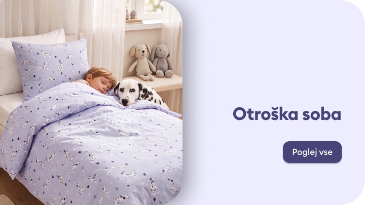 Otrok mirno spi v otroški sobi ob psu, posteljnina in dodatki za udoben ter prijeten otroški prostor.