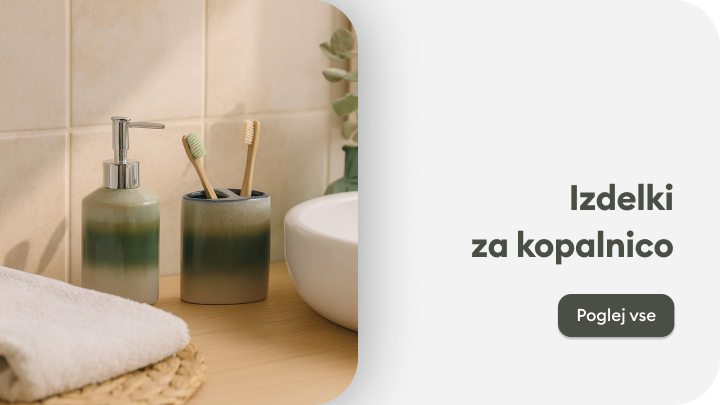 Izdelki za kopalnico vključujejo milnik, posodo za zobne ščetke z dvema ščetkama, brisačo ter umivalnik. Na desni strani slike je gumb z besedilom 