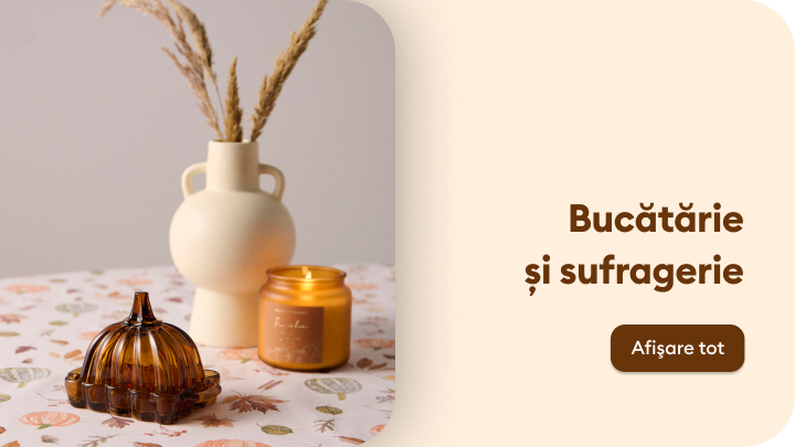 Accesorii decorative pentru bucătărie și sufragerie. Imaginea include un vas ceramic alb cu spice de grâu, o lumânare parfumată și un recipient decorativ din sticlă maro. Elementele sunt amplasate pe o masă cu imprimeu tematic de toamnă. Text: Bucătărie și sufragerie. banner