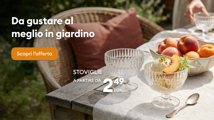 Promozione di stoviglie per pranzi all’aperto in giardino, pensata per invitare a scoprire un’offerta conveniente per apparecchiare e servire dessert e bevande all’esterno.