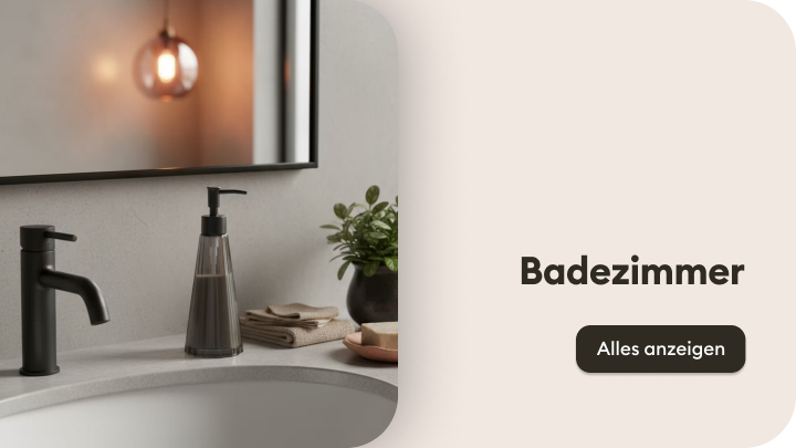 Moderne Badezimmer-Einrichtung mit Waschbecken, schwarzem Wasserhahn, Seifenspender, Handtüchern und einer Pflanze. Im Hintergrund ein Spiegel mit einer Lampe, die warmes Licht ausstrahlt. Rechter Bereich der Grafik zeigt den Text „Badezimmer“ und eine Schaltfläche „Alles anzeigen“.