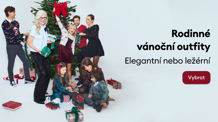 Skupina lidí pózuje u vánočního stromku s dárky. Text na obrázku láká na nabídku rodinných vánočních outfitů, které mohou být elegantní nebo ležérní. Výběr oblečení je dostupný po kliknutí na tlačítko 