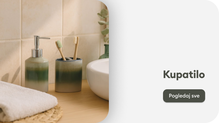 Sapunska četka i čaša sa četkicama za zube na drvenoj površini u kupatilu, uz peškir i umivaonik. Prikaz kupatilskog pribora za svakodnevnu higijenu i dekoraciju prostora. Pored slike, nalazi se tekst 