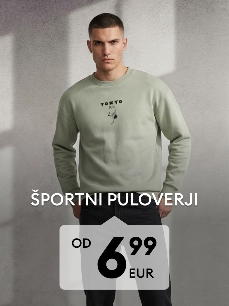 Moški predstavlja športni pulover za vsakodnevno nošenje po akcijski ceni.