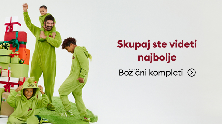 Skupinska zabava v prazničnih zelenih kostumih z dekoracijo daril ob strani. Besedilo na sliki: 