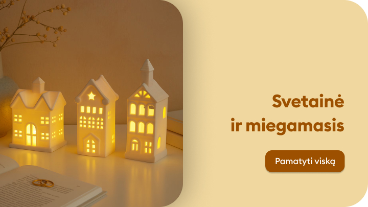 Dekoratyviniai šviečiantys namukai, pastatyti ant stalo šalia knygos. Jauki detalė gyvenamajam kambariui ar miegamajam. Šviesa sklinda pro namukų langus, sukurdama malonią atmosferą. Tekstas šalia kviečia sužinoti daugiau: „Svetainė ir miegamasis“.