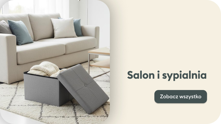 Salon z jasną sofą i ozdobnymi poduszkami. Na podłodze widoczny szary, otwarty pojemnik z tekstyliami. Obok znajduje się stolik kawowy. Po prawej stronie napis: „Salon i sypialnia” oraz przycisk „Zobacz wszystko”.