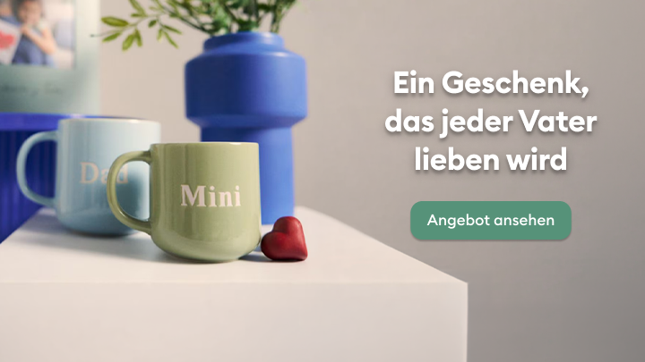 Werbebanner für eine Geschenkidee zum Vatertag mit passenden Tassen für Vater und Kind als liebevolles Familiengeschenk.