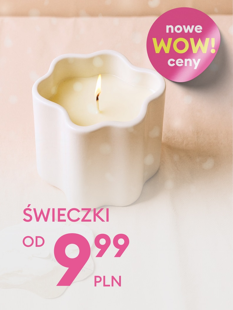 Świeczka w dekoracyjnym białym naczyniu. Promocja z nowymi cenami. Świeczki dostępne już od 9,99 zł. Idealne na prezent lub do stworzenia przytulnej atmosfery w domu. Oferta zachęca do zakupu pięknych świec w atrakcyjnych cenach.