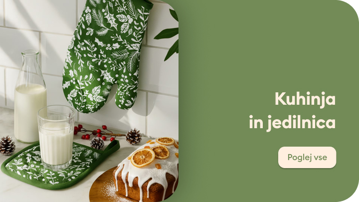 Praznična miza z mlekom v steklenici, kozarcem mleka na zelenem podstavku, štručko z belim prelivom ter suhimi rezinami pomaranče. Ob strani je zelen okrasni rokav z belimi vzorci. Poleg jedilnice je gumb z napisom 