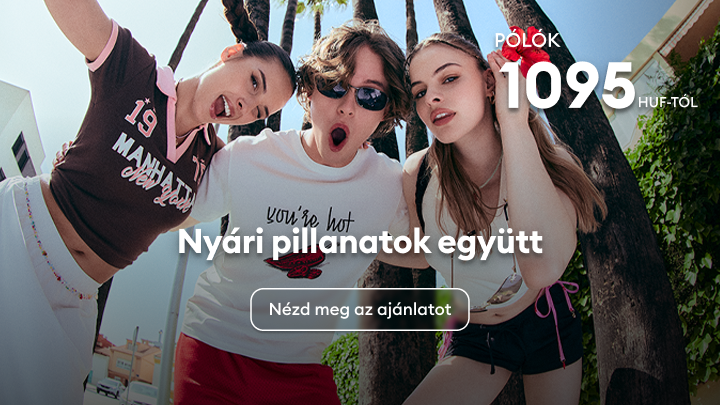 Nyári ruházati promóció fiataloknak, közös élményeket hangsúlyozva, pólók kedvező áron, az aktuális ajánlat megtekintésére ösztönöz.