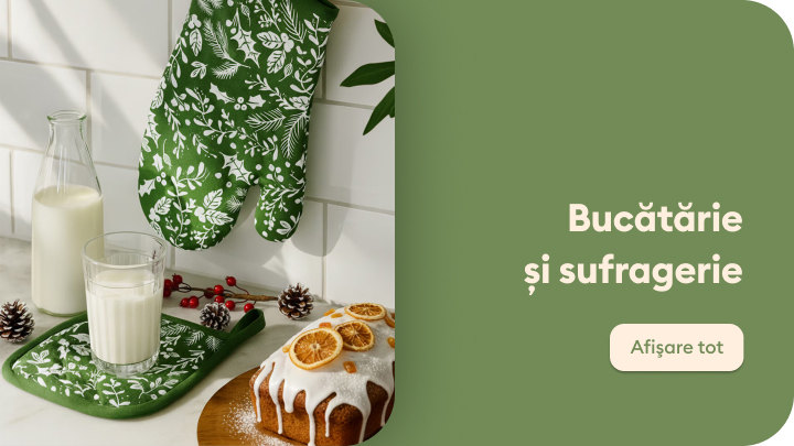 Imaginea prezintă un setup festiv pentru bucătărie, cu un pahar de lapte, un covoraș decorativ, o mănușă verde cu motive florale și un chec glazurat cu felii de portocală și elemente naturale ca decorațiuni. Mesajul sugerează un ambient cald și familial de sărbători.