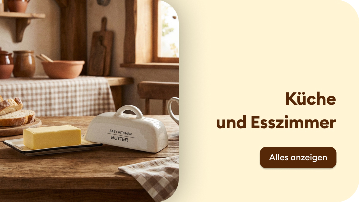 Gemütliche Küche mit einem gedeckten Holztisch. Auf dem Tisch liegen eine Butterdose, ein Teller mit Brot und andere Küchenutensilien. Im Hintergrund eine einladende Esszimmerecke. CTA: „Alles anzeigen“ verweist auf mehr Produkte für Küche und Esszimmer.