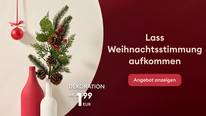 Weihnachtsdekoration ab 1,99 Euro. Ein festlicher Strauß mit Tannenzweigen, Zapfen und Beeren in dekorativen Flaschen. Text: 