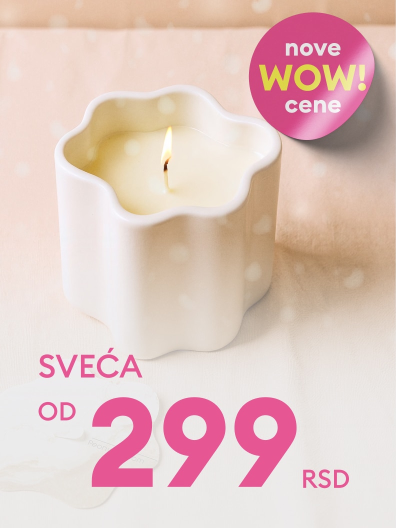 Świeczka w dekoracyjnym białym naczyniu. Promocja z nowymi cenami. Świeczki dostępne już od 9,99 zł. Idealne na prezent lub do stworzenia przytulnej atmosfery w domu. Oferta zachęca do zakupu pięknych świec w atrakcyjnych cenach.