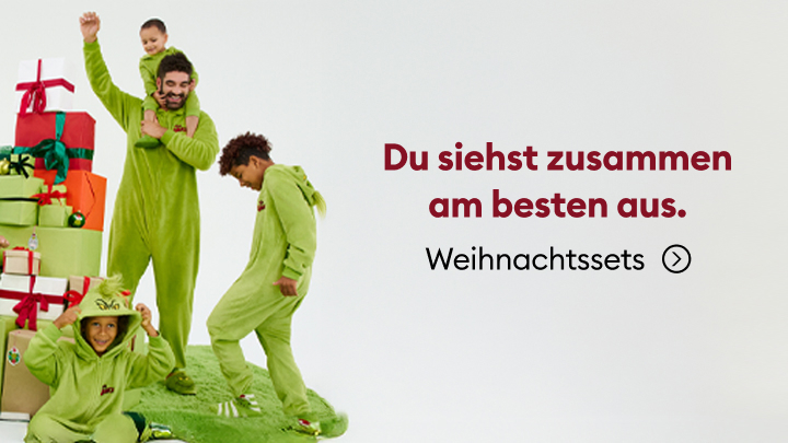 Weihnachtliche Szenerie mit vier Personen in grünen Einteilern, die gemeinsam vor einem Stapel bunter Geschenke posieren. Der Text auf dem Bild sagt: „Du siehst zusammen am besten aus. Weihnachtssets.“ Ein Pfeil deutet auf weitere Informationen zu den Weihnachtssets hin. banner
