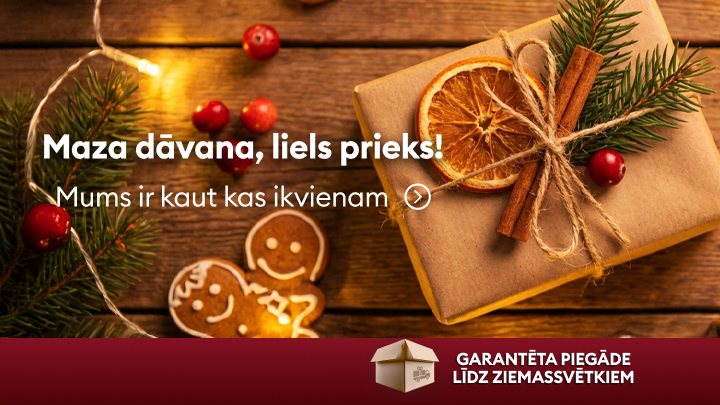 Ziemassvētku dāvanu tēma: dāvana iesaiņota dabiskā stilā ar kanēļa standziņām un kaltētu apelsīnu. Blakus rotājumi: piparkūku figūriņas, sarkanas ogas un egļu zari. Teksts attēlā pauž prieku par mazu dāvanu, kas sniedz lielu prieku, un informē par garantētu piegādi līdz Ziemassvētkiem.