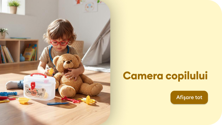 Un copil stă pe podea în camera sa și se joacă cu o jucărie de pluș în formă de urs și un set de jucării medicale. Pe peretele din spate, sunt desene colorate, iar atmosfera este plăcută și relaxantă. Alături, apare textul „Camera copilului” și un buton „Afișare tot”.