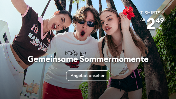 Werbemotiv für Sommer‑T‑Shirts, vermittelt gemeinsame Sommermomente unter Freundinnen und Freunden und lädt dazu ein, ein preiswertes Angebot zu entdecken.