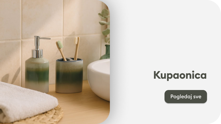 Prikaz kupaonskog seta: dozator za tekući sapun, držač za četkice i zdjela za sapun smješteni na drvenoj površini. Uz njih je bijeli ručnik na pletenoj podlozi te biljka u pozadini. Desno je natpis 